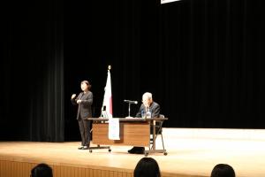 画像：戦争体験談を話す市民の写真（拡大画像へのリンク）