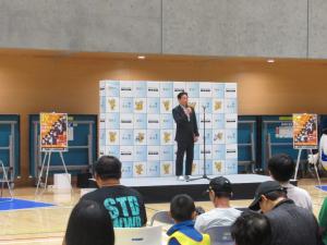 画像：挨拶をする市長の写真
