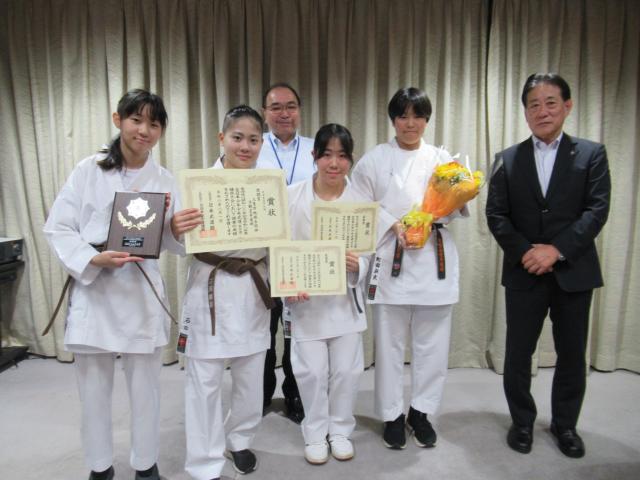 画像：空手道部選手の皆さんと河村市長、松永教育長の写真