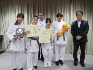 画像：空手道部の選手の皆さんと河村市長、松永教育長