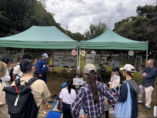 画像：大沢の里古民家で、ボランティア手作りの紙芝居を読み聞かせしている様子