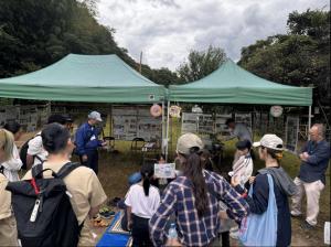 画像：大沢の里古民家で、ボランティア手作りの紙芝居を読み聞かせしている様子