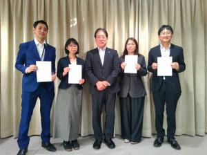 画像：委嘱状を持った三鷹市子どもの権利擁護委員の皆さんと河村市長