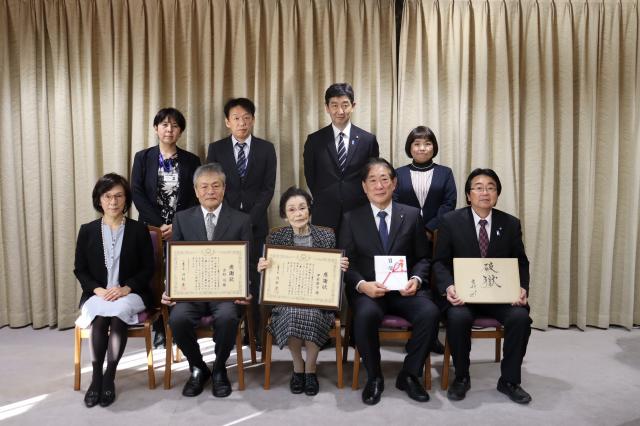 画像：寄贈受入れ・感謝状贈呈式の集合写真