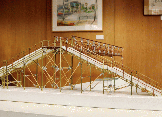 画像：自作した跨線橋の模型の写真