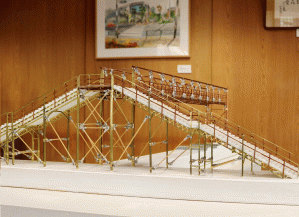 画像：自作した跨線橋の模型の写真（拡大画像へのリンク）