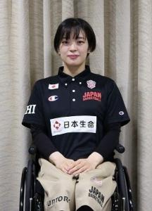画像：車いすに座った石川優衣選手の写真（拡大画像へのリンク）