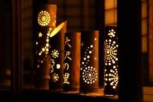 画像：闇夜に5本の竹灯りが並んでいる写真（拡大画像へのリンク）