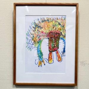 画像：色とりどりの風景と生き物の絵（拡大画像へのリンク）