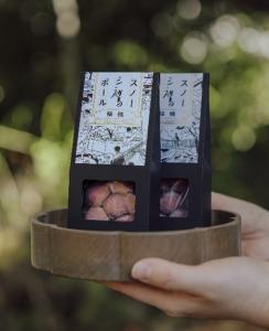 画像：パッケージに入った「三鷹スノーボール桜桃」の写真（拡大画像へのリンク）