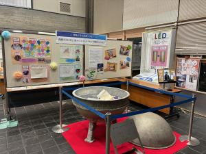 画像：タイムカプセルに入っていた作品などが展示されている様子（拡大画像へのリンク）