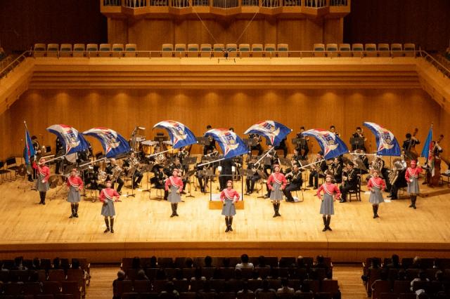 画像：警視庁音楽隊カラーガード「MEC」が演技している様子