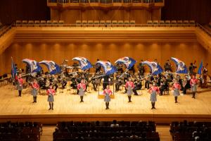 画像：警視庁音楽隊カラーガード「MEC」が演技している様子（拡大画像へのリンク）