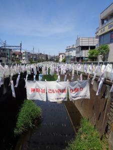 画像：神田川をこいのぼりが泳ぐ様子の写真（拡大画像へのリンク）