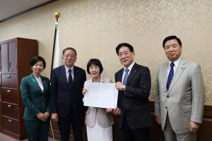 画像：要望書を高橋はるみ財務大臣政務官に手渡す3市長の写真（拡大画像へのリンク）