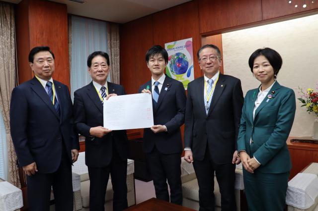画像：要望書を鈴木憲和農林水産大臣に手渡す3市長の写真