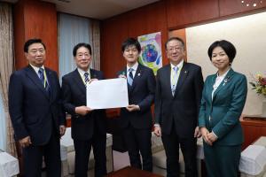 画像：要望書を鈴木憲和農林水産大臣に手渡す3市長の写真（拡大画像へのリンク）