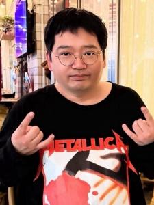 画像：第42回太宰治賞を受賞したこがわゆうじろうさんの写真（拡大画像へのリンク）