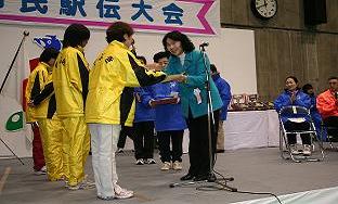 画像：写真：市長が入賞チームの代表に賞状を渡している様子