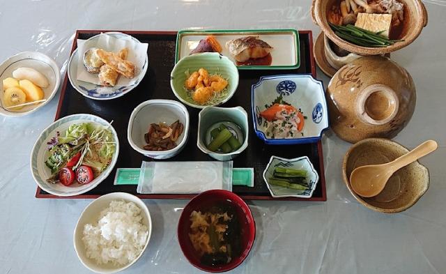画像：地元の食材を使用した夕食の一例