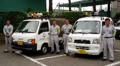 画像：写真：まち美化パトロール班の車と班員