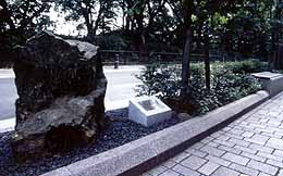 画像：太宰治の碑。青森県五所川原市産の玉鹿石が置かれている