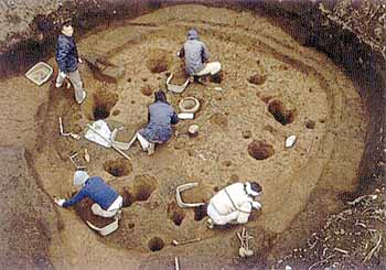 画像：竪穴住居の調査の様子