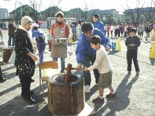 画像：餅つき大会の様子