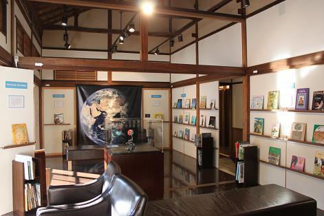 画像：絵本展示室「大きな地球小さな地球」展示風景