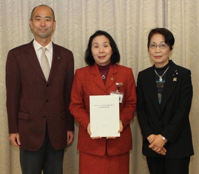 画像：市長へ報告書を手渡す角田委員長と清水副委員長