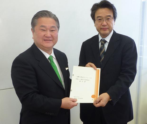 画像：貝ノ瀨教育長と佐藤座長（左から）