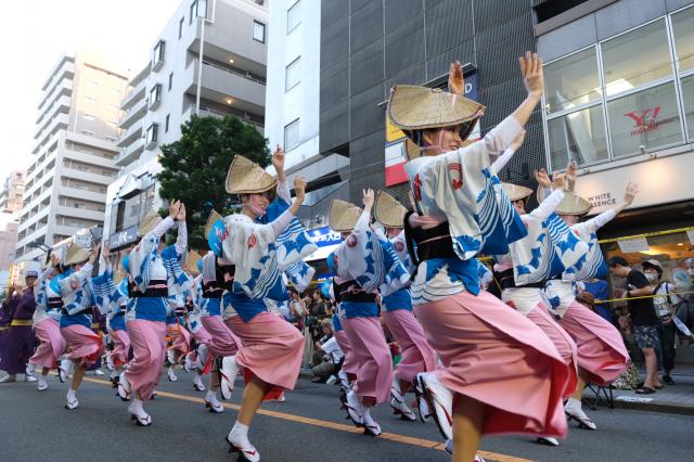 画像：写真：阿波おどりをする女性