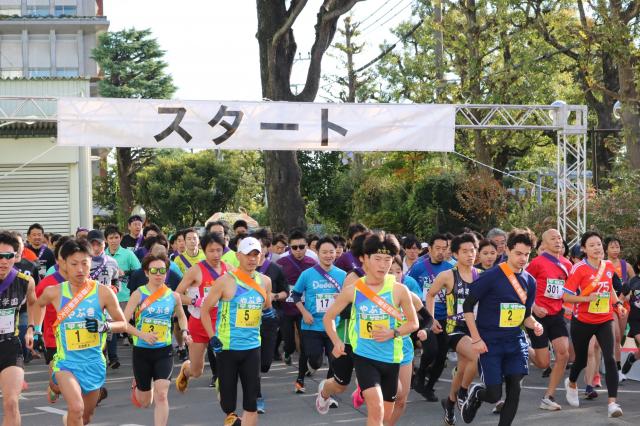 画像：写真：疾走する駅伝大会の出場者