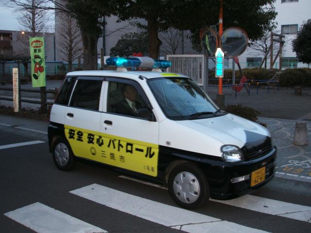 画像：街中を巡回する安全安心パトロール車