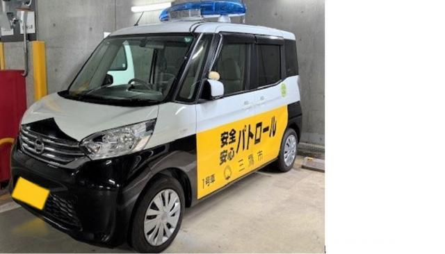 画像：街中を巡回する安全安心パトロール車