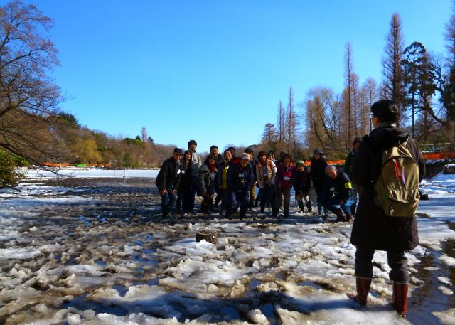 画像：池の底で記念撮影している様子