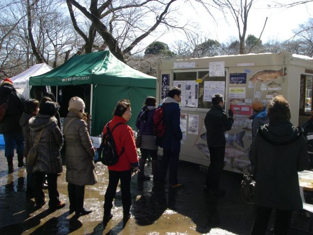 画像：写真：井の頭公園内の「かいぼり屋」