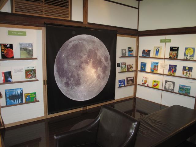 画像：「月とおつきさま」の展示風景