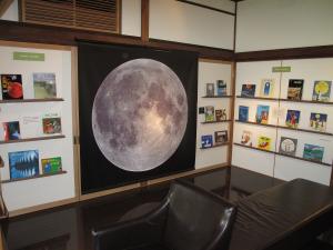 画像：「月とおつきさま」の展示風景（拡大画像へのリンク）