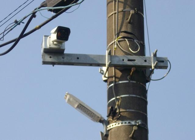 画像：電柱に設置した防犯カメラ
