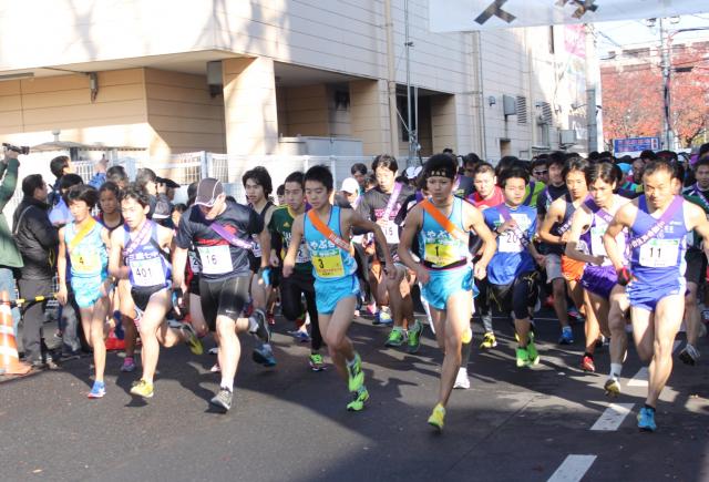 画像：スタート地点を駆け抜ける第一走者の様子