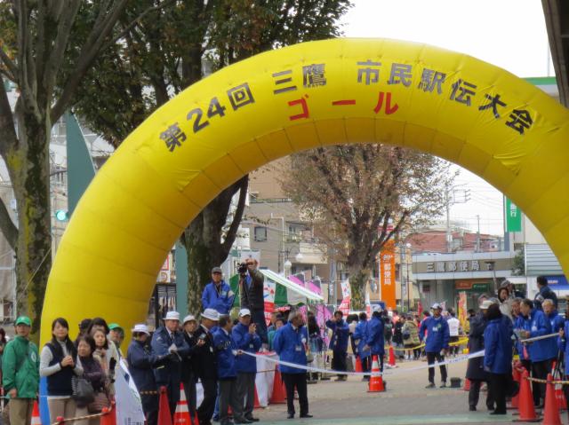 画像：1位のランナーを待つゴールの様子