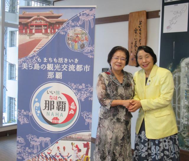画像：那覇市役所を訪問し城間幹子那覇市長と握手する清原慶子市長