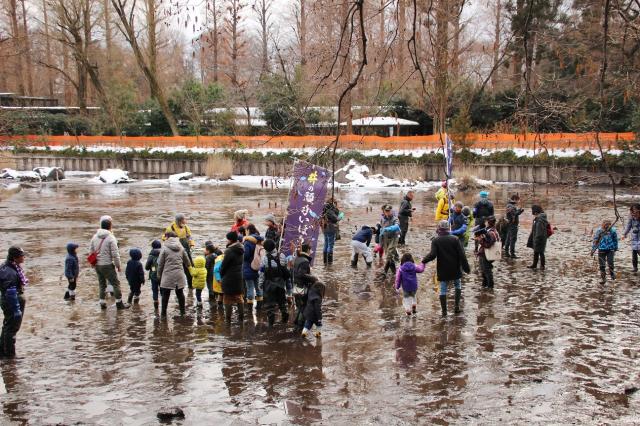 画像：たくさんの池底ツアー参加者が池底を満喫している様子