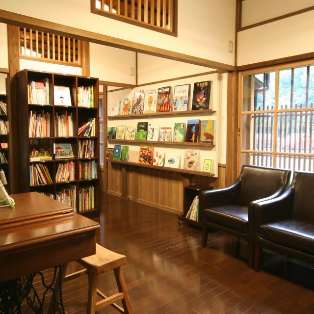 画像：たくさんの絵本が納められたた本棚が並ぶ読書室の写真