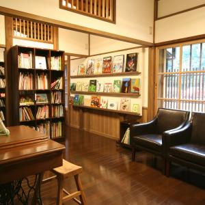 画像：たくさんの絵本が納められたた本棚が並ぶ読書室の写真（拡大画像へのリンク）