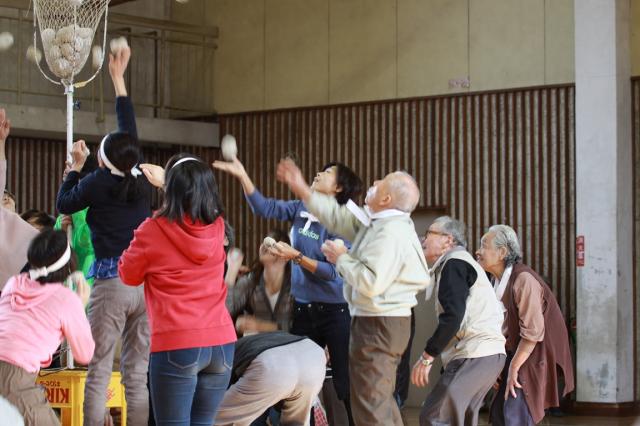 画像：運動会で玉入れをしている様子