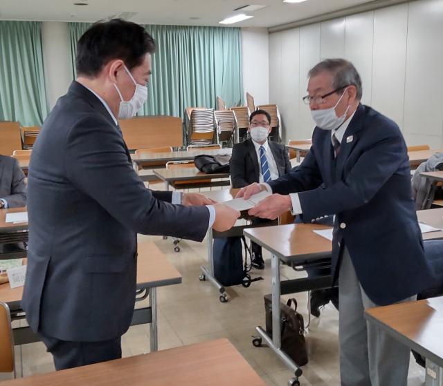 画像：吉田座長から河村市長へ報告書が提出されました。