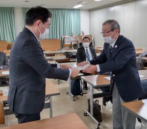 画像：吉田座長から河村市長へ報告書が提出されました。（拡大画像へのリンク）