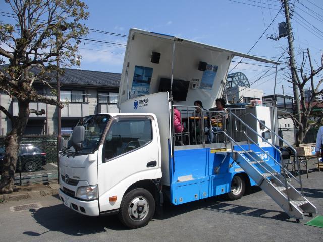 画像：防災訓練で使用した起震車